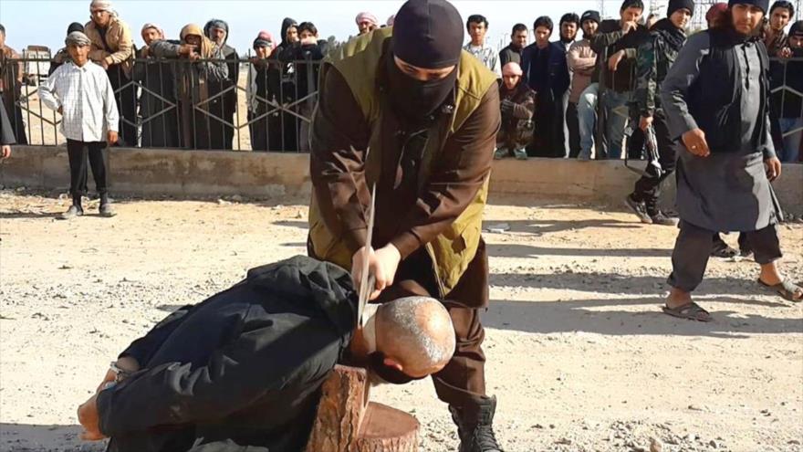 Un terrorista del grupo EIIL (Daesh, en árabe) decapita en público a un hombre en Al-Raqa, en el norte de Siria, 9 de febrero de 2015.