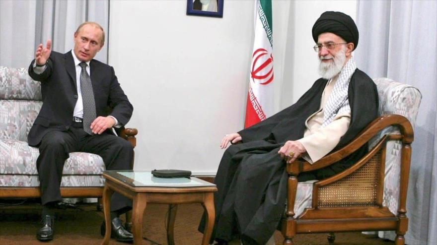 El presidente de Rusia, Vladimir Putin (izqda.), y el Líder de la Revolución Islámica de Irán, el ayatolá Seyed Ali Jamenei, durante una reunión en Teherán, capital persa.