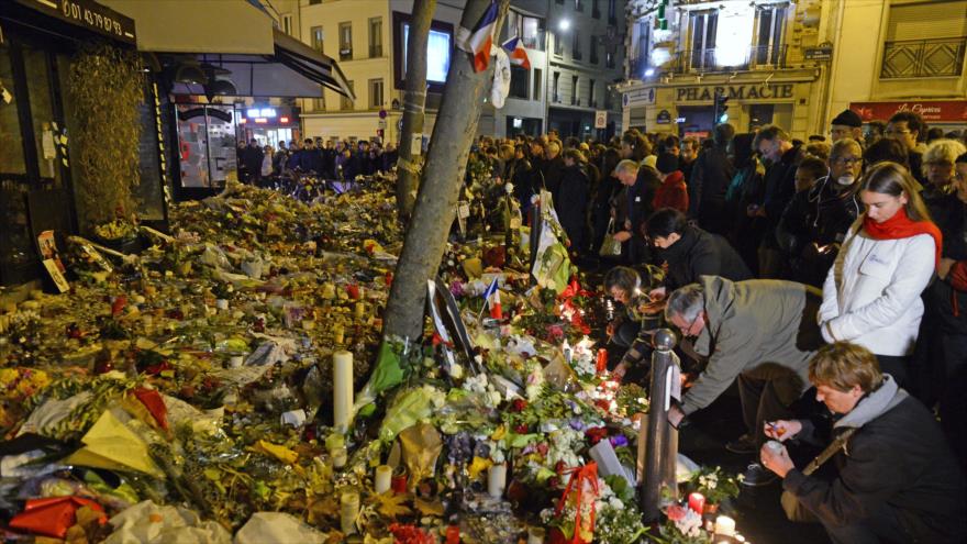 Franceses rinden homenaje a las víctimas de los atentados terroristas del pasado 13 de noviembre en la capitalina ciudad de París, 20 de noviembre de 2015.