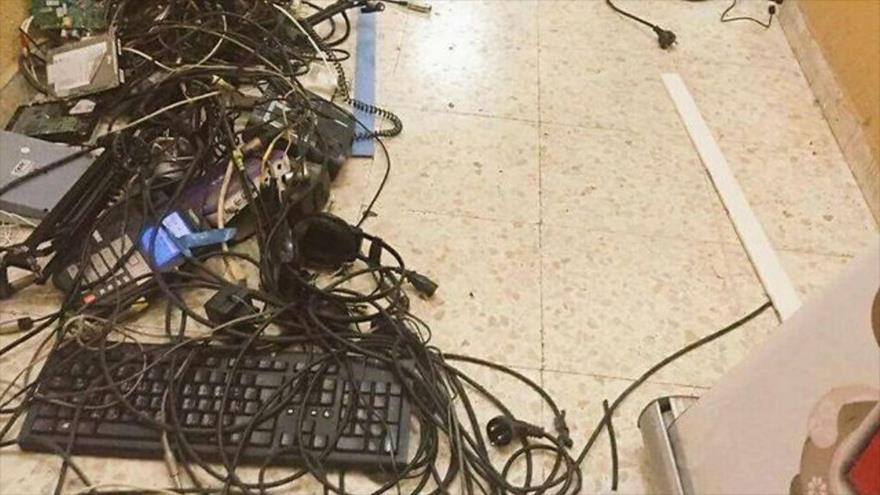 Fuerzas israelíes se incautaron de los equipos de la estación de “Radio Al Khalil” en la ocupada Cisjordania, 20 de noviembre de 2015.