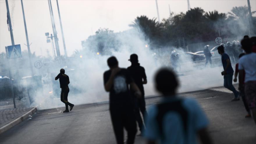 Fuerzas del régimen de Al Jalifa lanzan gases lacrimógenos contra manifestantes pacíficos, 28 de agosto de 2015.