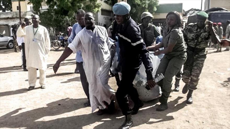 Las fuerzas de seguridad transportan los pedazos del cuerpo de personas matadas por Boko Haram en el norte de Camerún. 