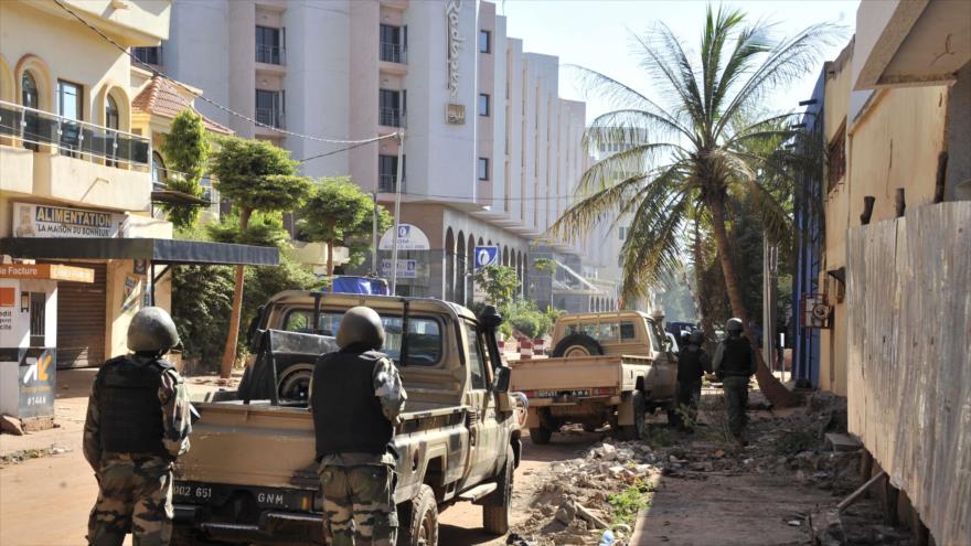 Fuerzas malienses rodean el hotel Radisson Blu de Bamako, atacado por hombres armados. 20 de noviembre de 2015