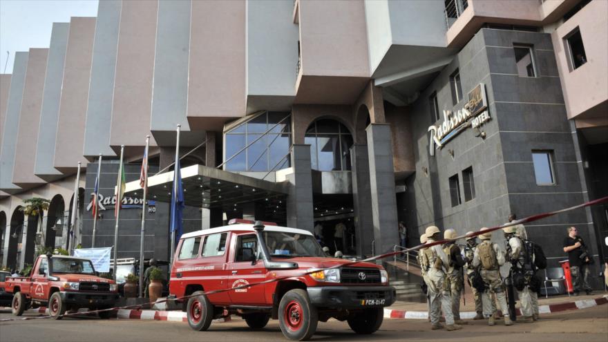 Soldados malienses y fuerzas especiales montan guardia en la entrada del hotel Radisson Blu en Bamako, atacado por hombres armados. 20 de noviembre de 2015