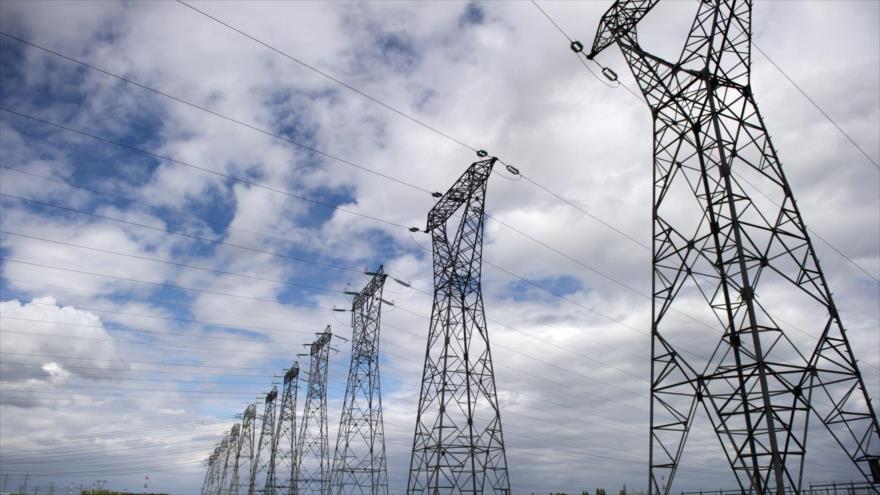Torres de alta tensión como estas que suministran energía eléctrica fueron saboteadas en el sur de Ucrania.