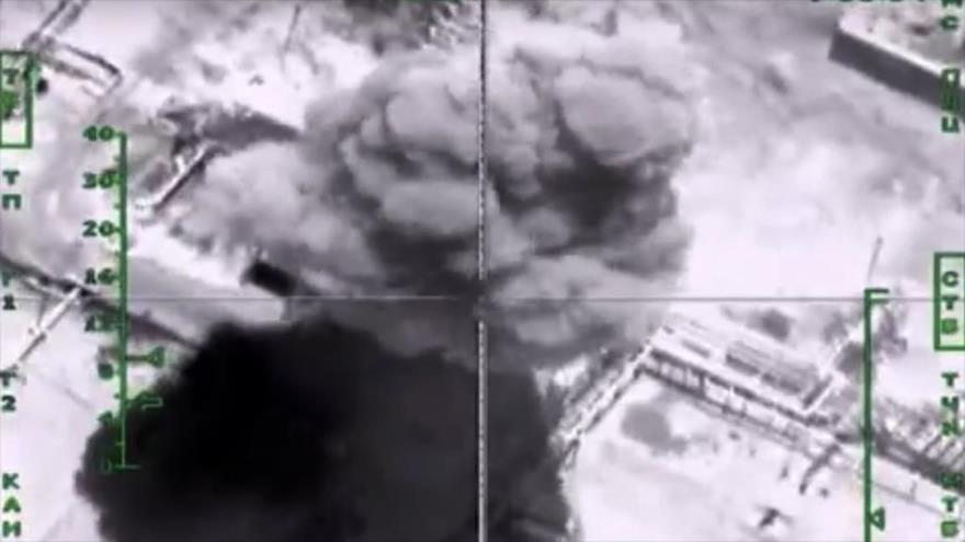 Captura de pantalla del vídeo de un ataque aéreo ruso contra depósitos de petróleo bajo control del EIIL.