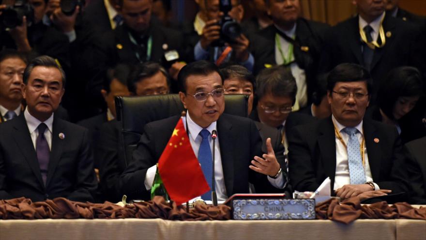 El primer ministro chino, Li Keqiang, ofrece un discurso ante la 27ª reunión de la Asociación de Naciones del Sudeste Asiático (ASEAN, por sus siglas en inglés) en Malasia, 21 de noviembre de 2015.