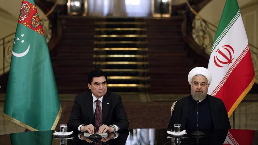 El presidente iraní, Hasan Rohani (dcha.) reunido con su homólogo turcomano, Gurbangulí Berdimujamédov, en Teherán (capital persa). 22 de noviembre de 2015.