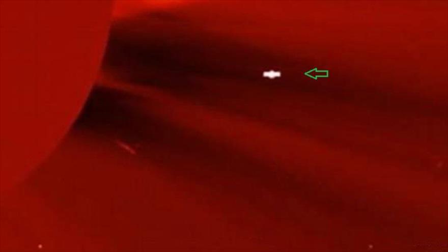  Un objeto con forma extraña vuela cerca del sol y es captado por una foto de la NASA.
