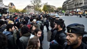 Cientos de parisinos marchan a favor y en contra de refugiados