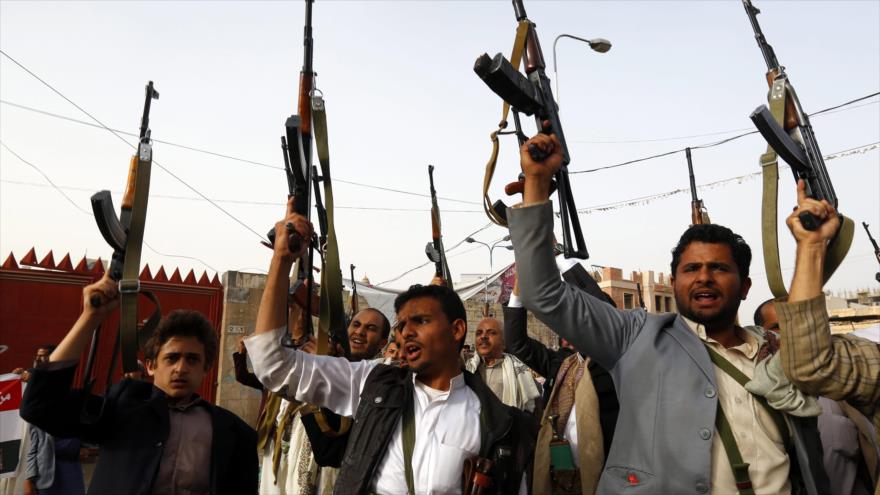 Miembros del movimiento popular yemení Ansarolá muestran su alegría tras una victoria en los combates con las tropas saudíes.