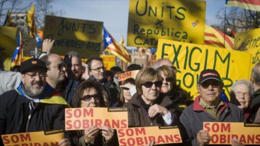 Manifestantes llaman a la unidad de los partidos independentistas en Barcelona, 22 de noviembre de 2015.