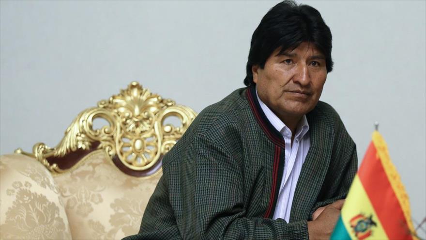 El presidente de Bolivia, Evo Morales, minutos después de su llegada a Teherán, capital iraní, para participar en la III cumbre de jefes de Estado y de Gobierno del Foro de Países Exportadores de Gas (GECF, por sus siglas en inglés), 23 de noviembre de 2015.