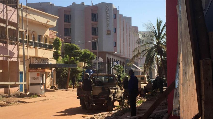 Fuerzas de seguridad desplegadas frente al hotel Radisson en Bamako (Mali).
