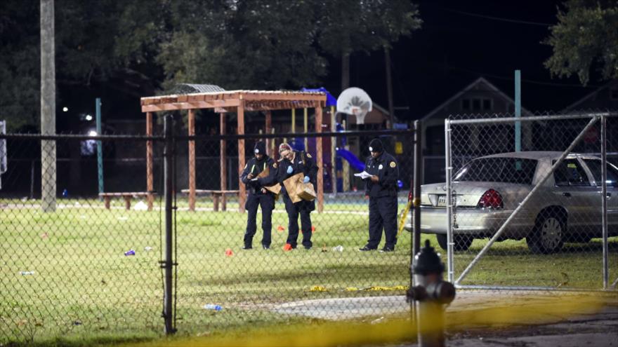 Agentes de Policía recogen evidencias tras el tiroteo en el parque Bunny Friend, en la ciudad de Upper Ninth Ward, 22 de noviembre de 2015.
