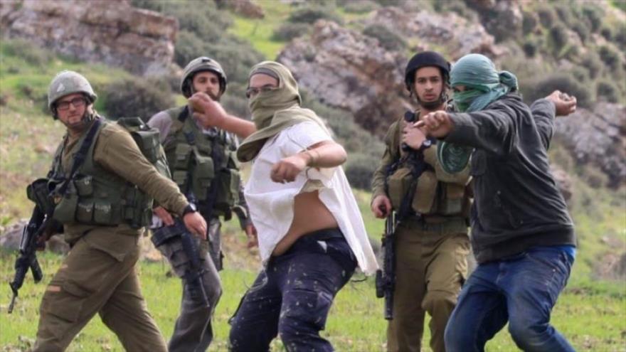 Los colonos israelíes, apoyados por las fuerzas militares, lanzan piedras contra los palestinos cerca de Al-Quds (Jerusalén).