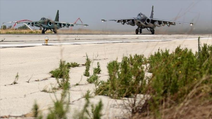 Dos cazabombarderos rusos despegan del aeródromo de la ciudad siria de Latakia.