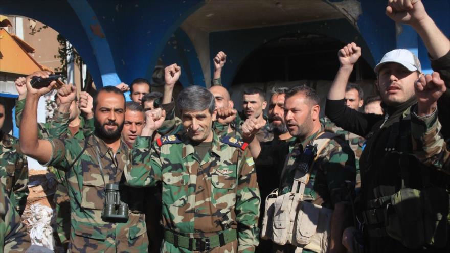 Los comandantes y soldados del Ejército sirio celebran una victoria en la provincia noroccidental de Alepo.