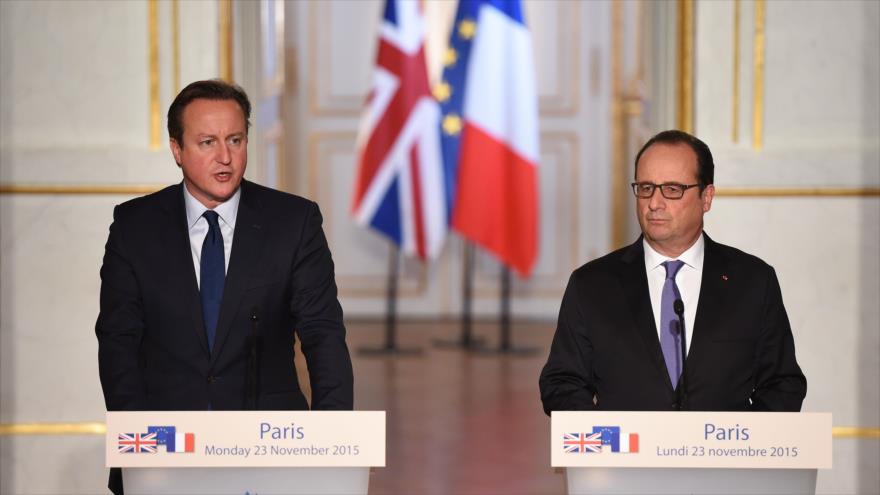 Primer ministro del Reino Unido, David Cameron (izda), durante una rueda de prensa conjunta con el presidente francés, François Hollande, París (Francia), 23 de noviembre de 2015.