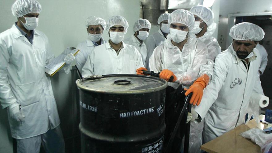 Técnicos iraníes sacan un contenedor de uranio de las instalaciones nucleares de Natanz (centro del país).