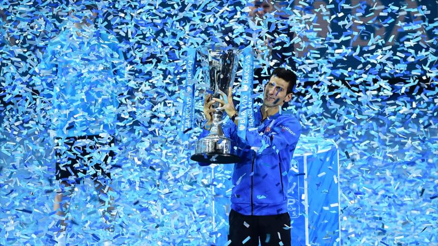 El tenista serbio Novak Djokovic levanta el trofeo de Masters de Londres. 22 de noviembre de 2015.