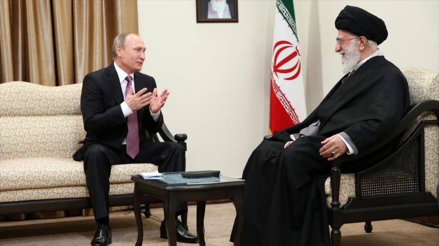 El Líder de la Revolución Islámica de Irán, el ayatolá Seyed Ali Jamenei, se reúne con el presidente de Rusia, Vladimir Putin, en Teherán, capital persa, 23 de noviembre de 2015.