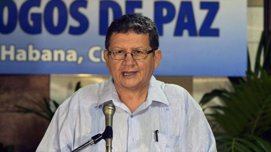 El Comandante de las Fuerzas Armadas Revolucionarias de Colombia (FARC), Pablo Catatumbo, lee un comunicado en La Habana.23 de noviembre 2015