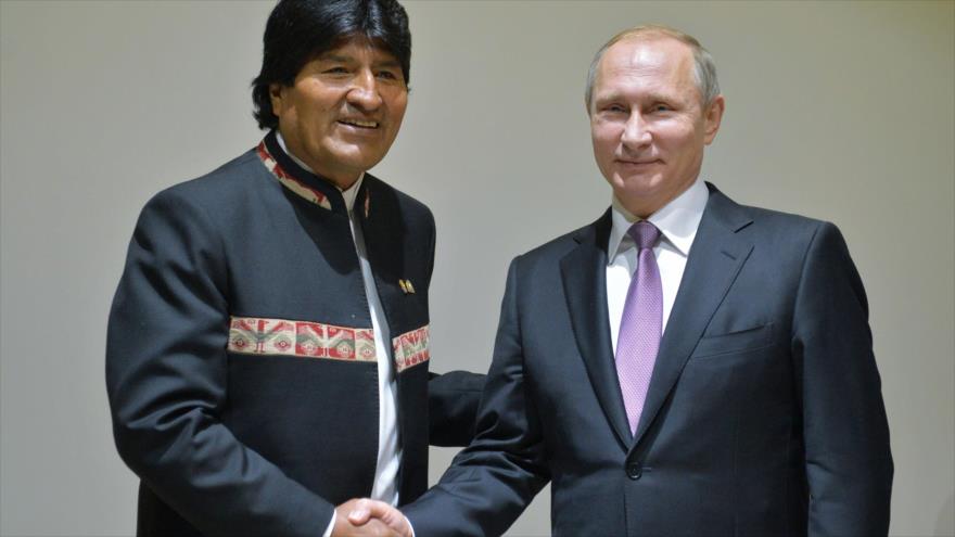 El presidente de Rusia, Vladimir Putin (dcha.) estrecha la mano de su par boliviano, Evo Morales, durante un encuentro en el marco de la Cumbre del Foro de Países Exportadores de Gas en Teherán, capital de Irán, 23 de noviembre de 2015.