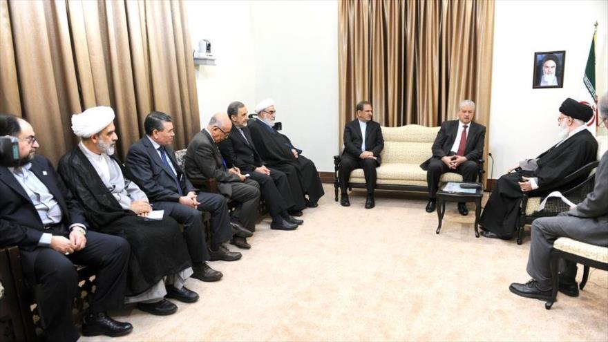 El Líder de la Revolución Islámica de Irán, el ayatolá Seyed Ali Jamenei (dcha.), y el primer ministro de Argelia, Abdelmalek Sellal, durante una reunión en Teherán, capital persa, 24 de noviembre de 2015.