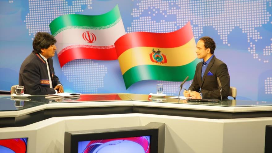 El presidente de Bolivia, Evo Morales (izqda.), durante una entrevista en exclusiva con el presentador de HispanTV Roberto de la Madrid.