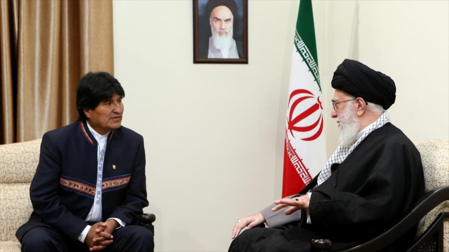 El Líder de la Revolución Islámica de Irán, el ayatolá Seyed Ali Jamenei,en un encuentro con el presidente boliviano, Evo Morales, en Teherán, capital persa, 24 de noviembre de 2015.