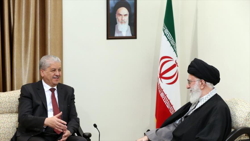 El Líder de la Revolución Islámica de Irán, el ayatolá Seyed Ali Jamenei (dcha.), y el primer ministro de Argelia, Abdelmalek Sellal, durante una reunión en Teherán, capital persa, 24 de noviembre de 2015.