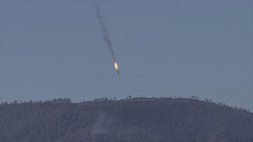 Imagen captada de un vídeo difundido el 24 de noviembre de 2015 que muestra al supuesto avión militar ruso Sujoi Su-24 tras ser atacado por un caza F-16 del Ejército turco.