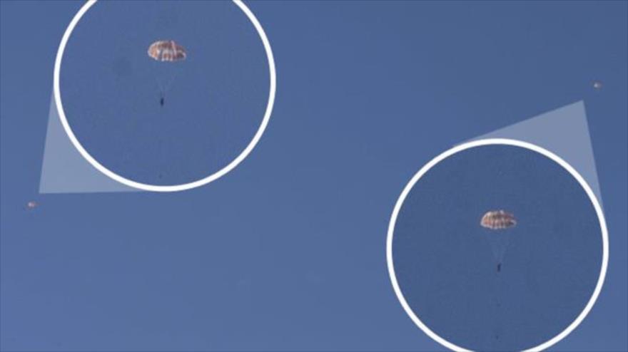 Los dos pilotos rusos tras lanzarse en paracaídas al estrellarse su avión, 24 de noviembre de 2015.