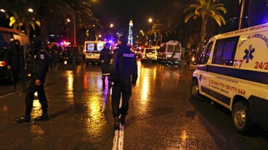 Fuerzas policiales tunecinas revisan la calle donde explotó una bomba al paso de un bus en el que iban guardias de seguridad de la Presidencia, 24 de noviembre de 2015.