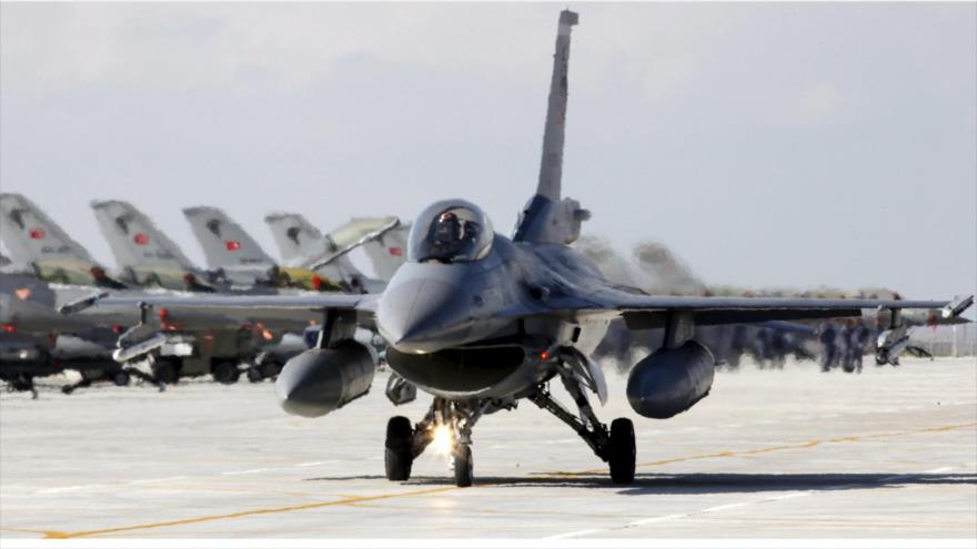 Un avión de guerra F-16 de la Fuerza Aérea turca se prepara para despegar de una base militar en Konya, centro-sur de Turquía.