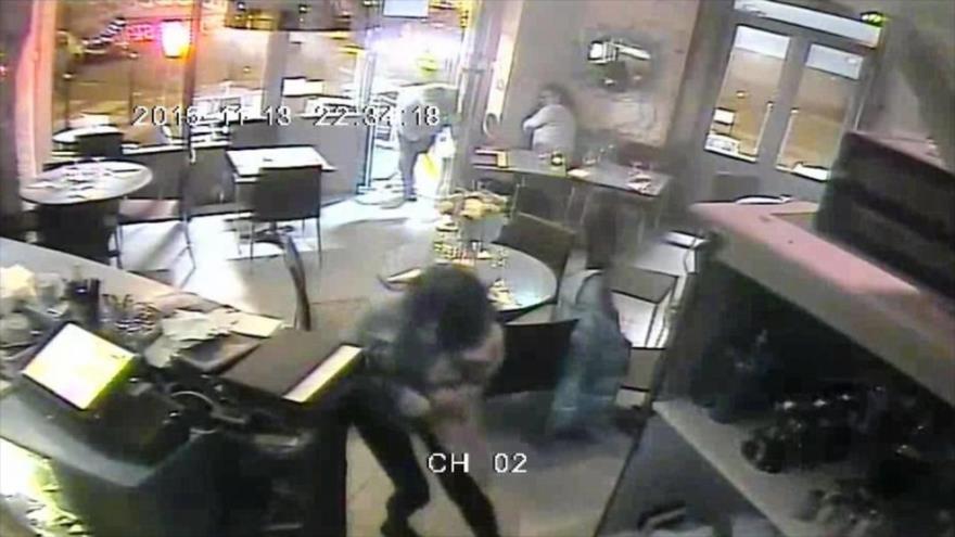 Imagen de un video captado por un restaurante parisino, muestra parte de atentado de los terroristas en capital francesa.