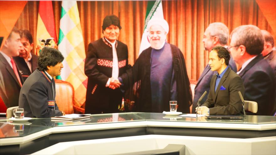 El presidente de Bolivia, Evo Morales (izqda.), durante una entrevista en exclusiva con el presentador de HispanTV Roberto de la Madrid.