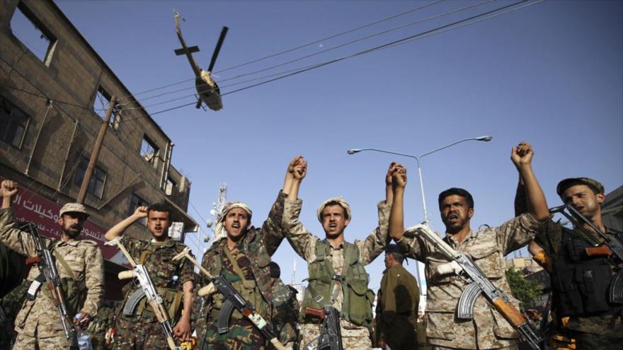Soldados y combatientes del movimiento popular yemení Ansarolá.