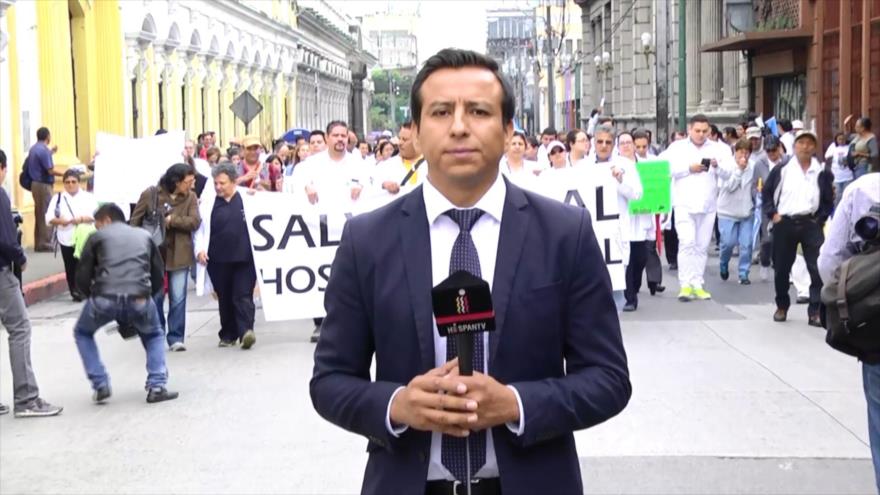 Médicos guatemaltecos salen a las calles a pedir dinero para abastecer hospitales