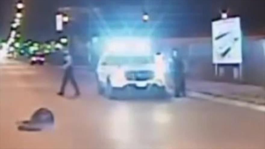 Una imagen sacada de un vídeo subido el 24 de noviembre por la Policía de Chicago (EEUU), en que el afroamericano Laquan McDonald recibe disparos mortales por un agente blanco, 20 de octubre de 2014.