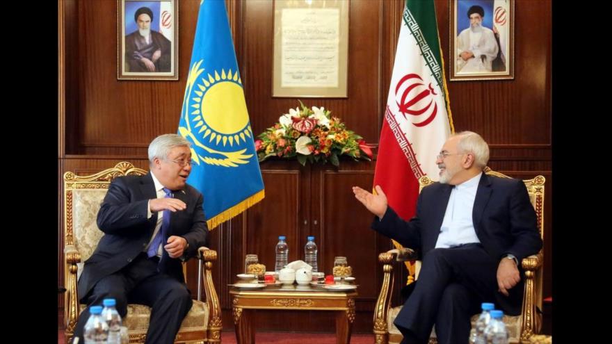 El canciller iraní, Mohamad Yavad Zarif (derecha) se reúne en Teherán, capital persa, con su par kazajo, Erlan Idrissov, 24 de noviembre de 2015.