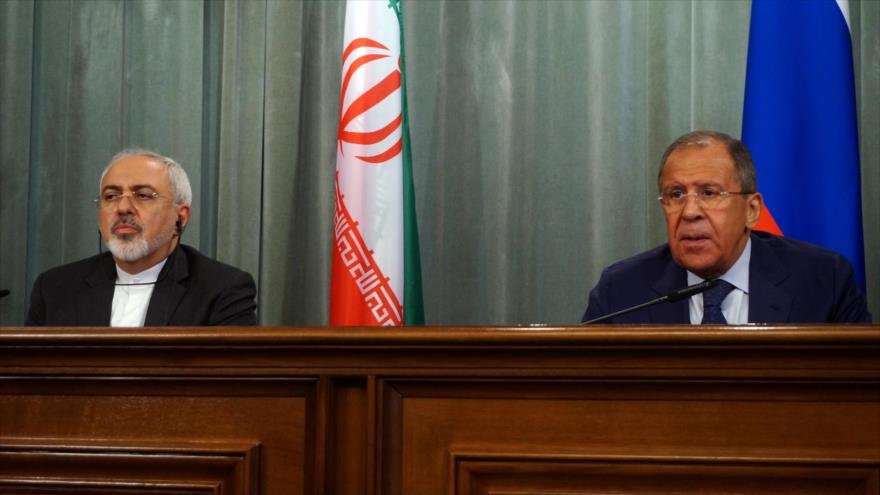 El canciller iraní, Mohamad Yavad Zarif (izquierda), durante una rueda de prensa conjunta con su homólogo de Rusia, Serguei Lavrov.