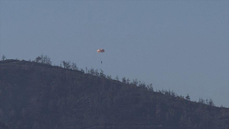 Uno de los pilotos rusos del Sujoi derribado desciende en paracaídas.