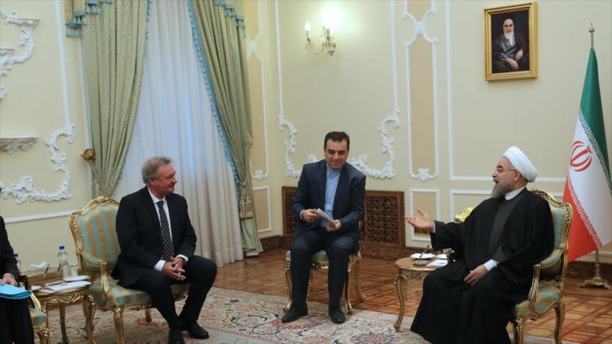 El presidente de Irán, Hasan Rohani (dcha.), en un encuentro con el ministro de Exteriores de Luxemburgo, Jean Asselborn (izda.), en Teherán, capital persa, 25 de noviembre de 2015.