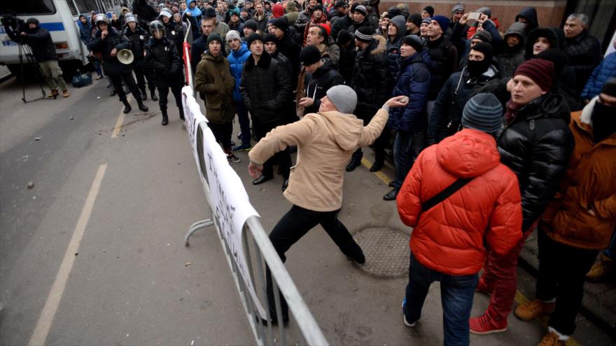 Manifestantes rusos lanzan piedras y huevos contra el edificio de la embajada de Turquía en Moscú, capital de Rusia, 25 de noviembre de 2015.