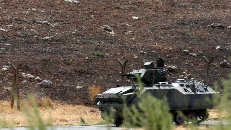 Un vehículo armado turco patrulla la frontera de Turquía con Siria.