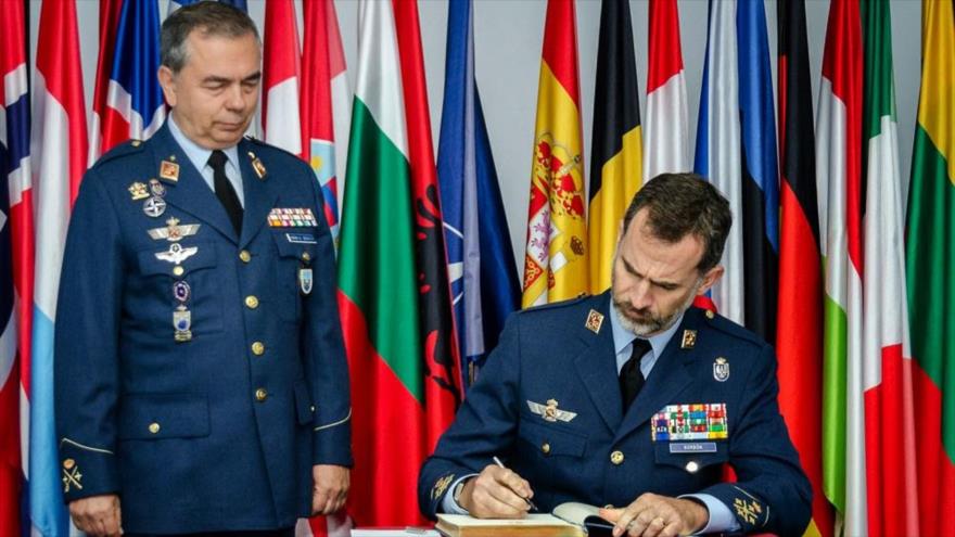 El general español Rubén García Servert (iza.) junto con el Rey Felipe VI de España.