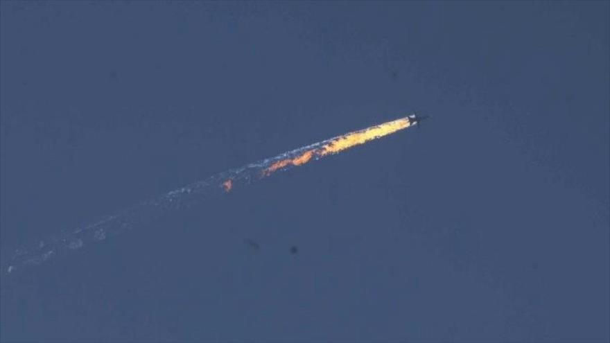 Un bombardero Sujoi-24 de Rusia arde el cielo tras ser atacado por aviones de combate turcos cerca de la frontera sirio-turca, 24 de noviembre de 2015.