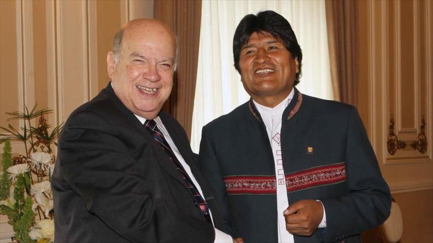 El flamante agente chileno ante la Corte Internacional de Justicia (CIJ) de La Haya, José Miguel Insulza (izq.), y el presidente boliviano, Evo Morales. 